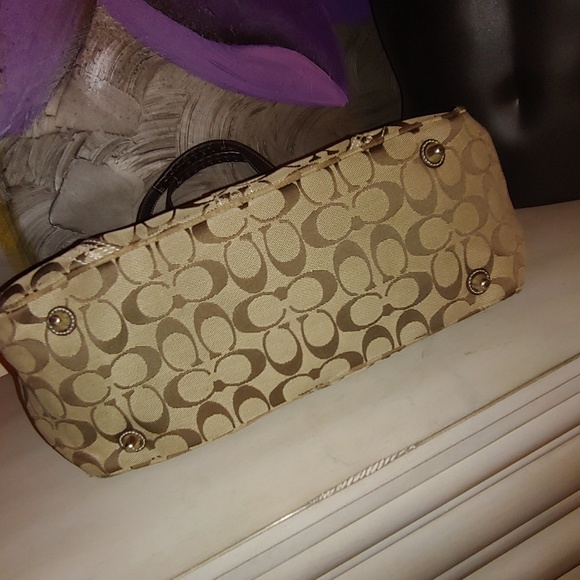 Beautiful and immaculate Coach Handbag!! ❤ - Picture 8 of 8